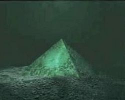 Πυραμίδες βυθισμένες στο Τρίγωνο των Βερμούδων